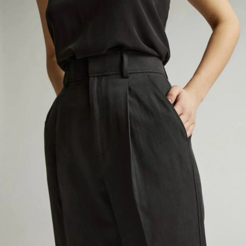 Everlane The Draper Tapered Pant in Buttersmooth Black | Size 4 - Picture 4 of 10